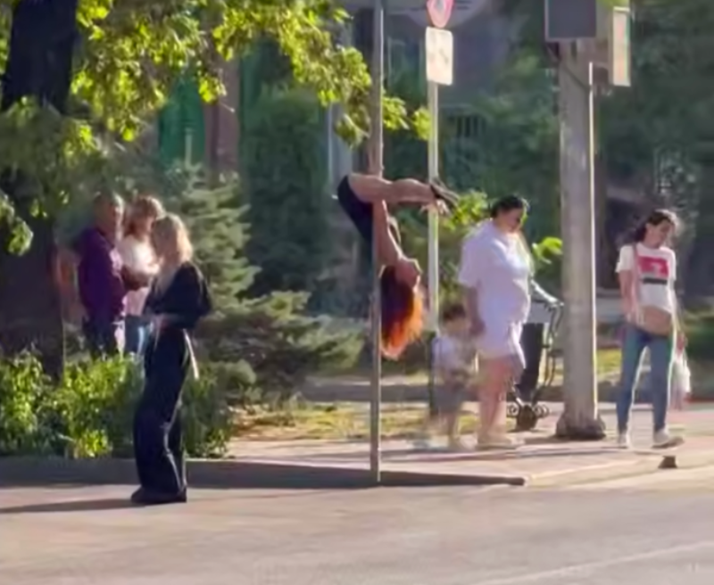 Ножкой хоба! Девушка устроила шоу у пешеходного перехода в Ставрополе