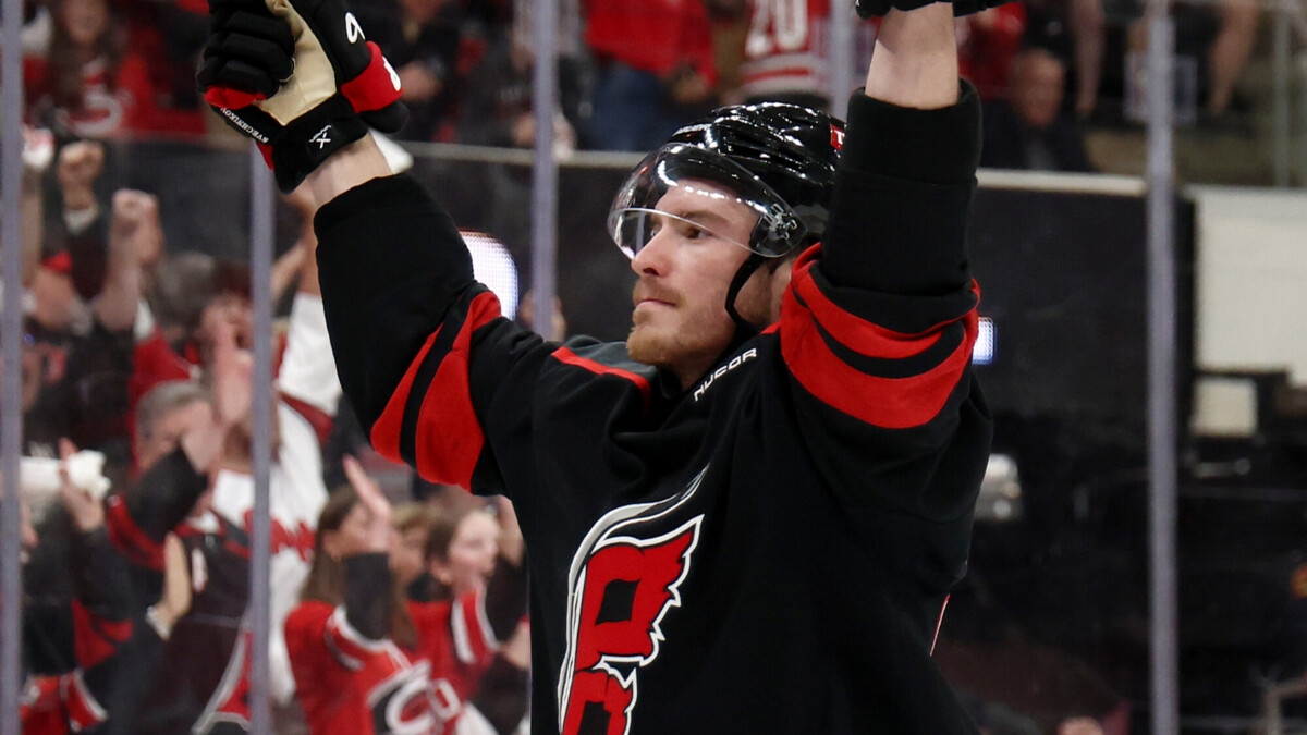 «Каролина» нанесла поражение «Виннипегу» в матче НХЛ, Свечников забил победный гол