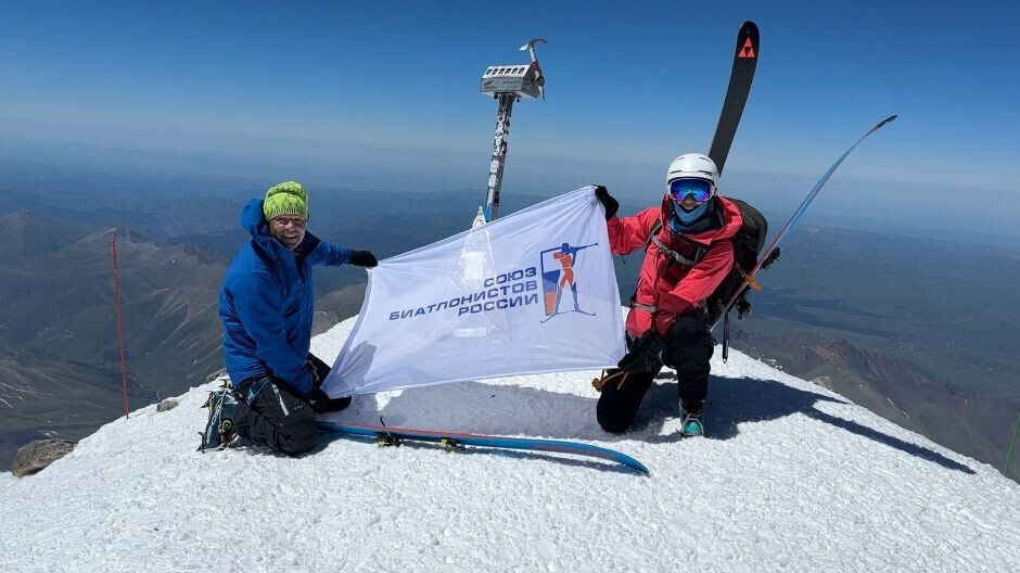 Флаг Союза биатлонистов России подняли над Эльбрусом