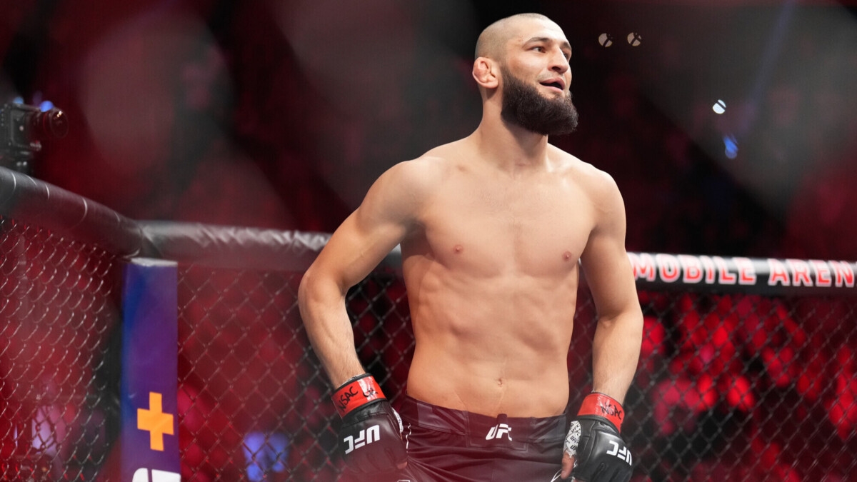 Чимаев победил Дю Плесси и стал чемпионом UFC в среднем весе