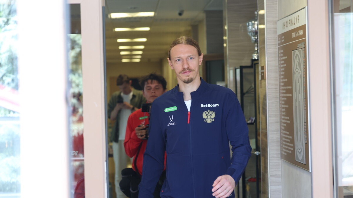 Сафонов прибыл в расположение сборной России по футболу