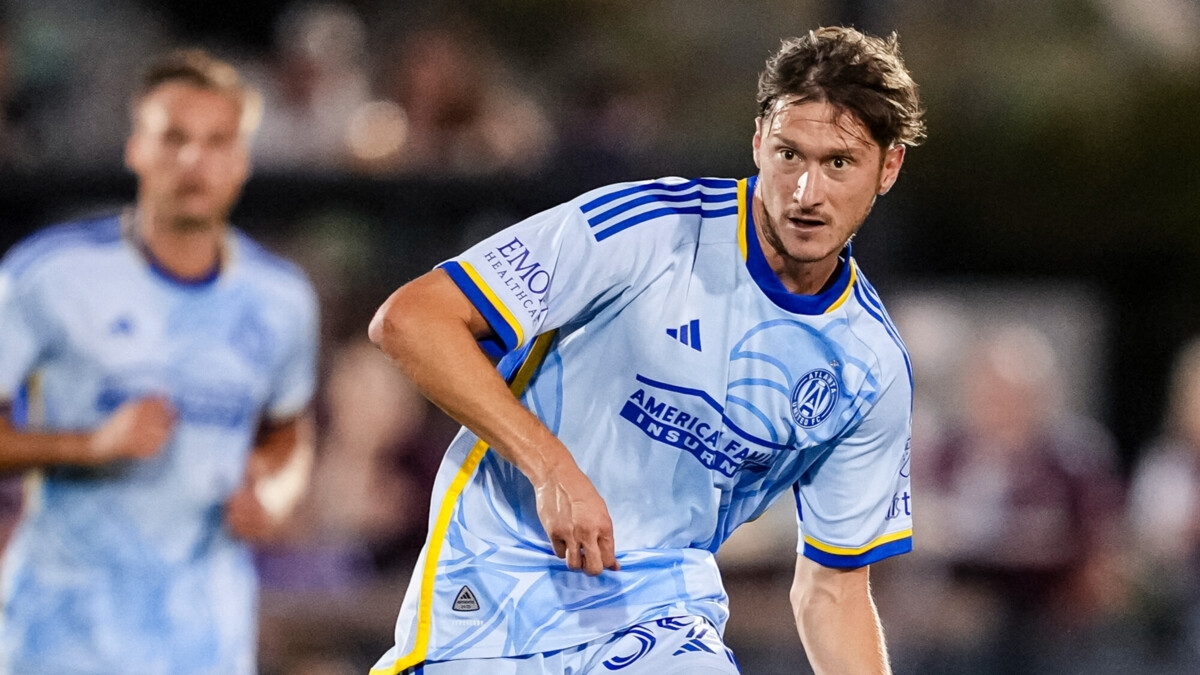 Алексей Миранчук прибудет в расположение сборной России позднее остальных футболистов и может не сыграть с Иорданией, заявил Карпин