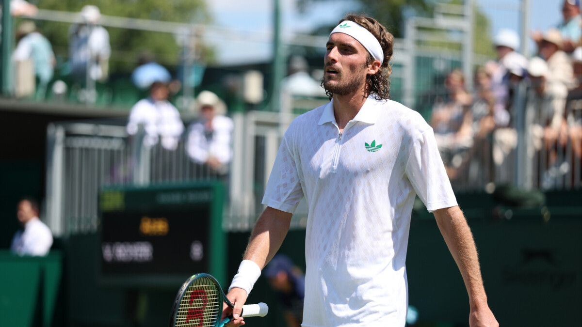 Циципас снялся по ходу матча первого круга на Уимблдоне из‑за травмы спины