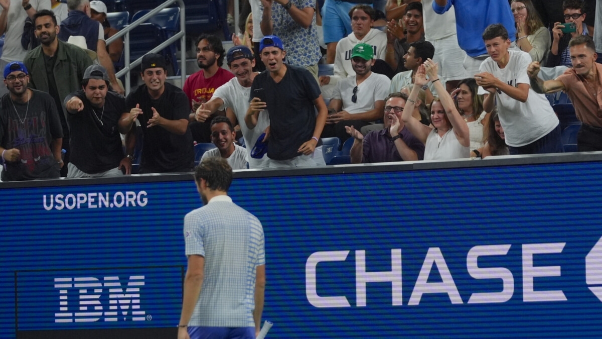 Прервавший матч Медведева на US Open фотограф пожаловался на произвол организаторов турнира