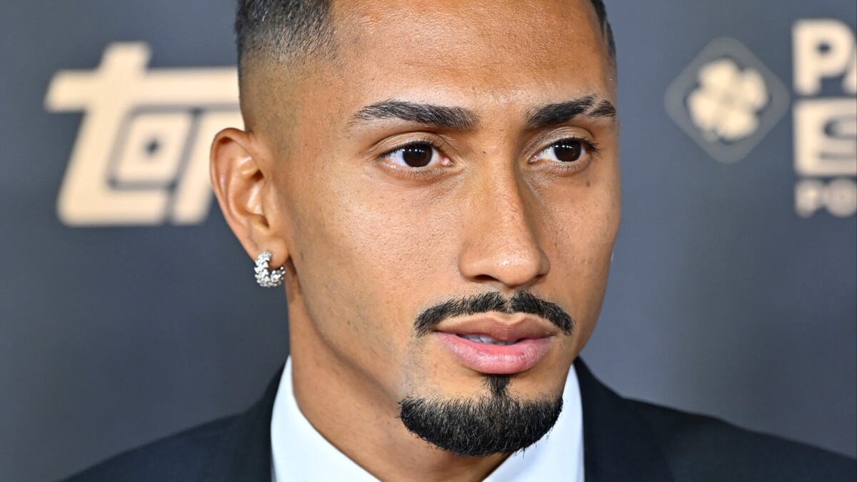 Неймар не согласен с пятым местом Рафиньи в голосовании за «Золотой мяч» Неймар не согласен с пятым местом Рафиньи в голосовании за «Золотой мяч»