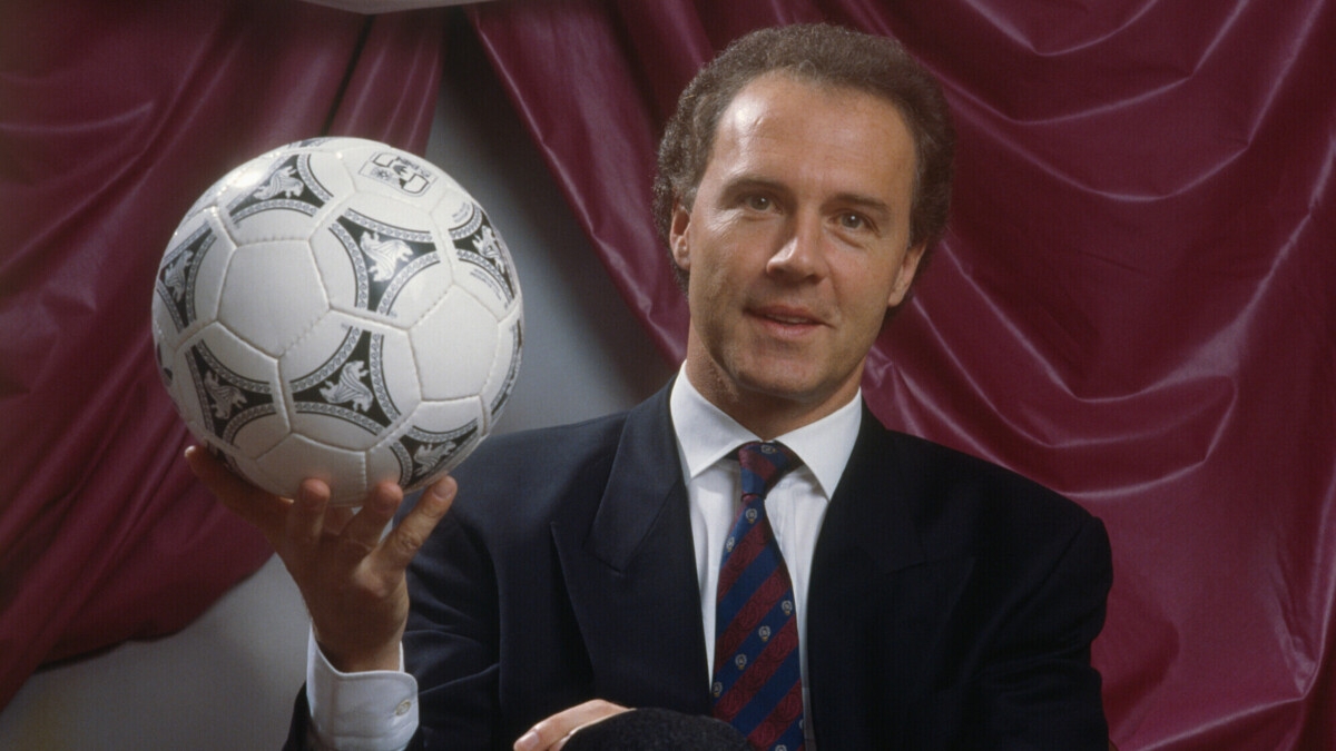 У стадиона «Баварии» открыли памятник Беккенбауэру