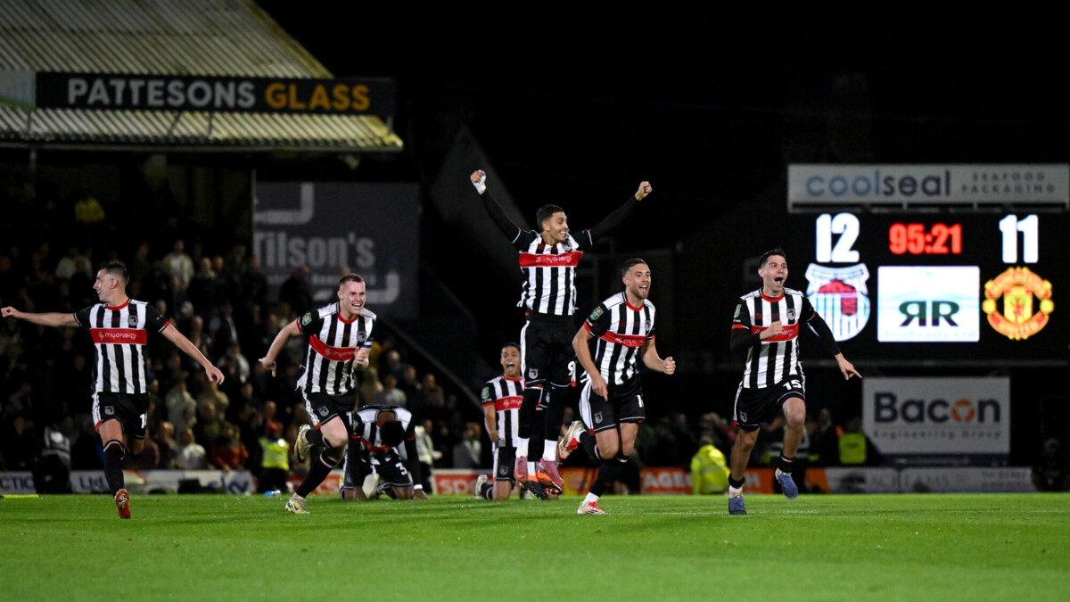 Клуб четвертого дивизиона «Гримсби Таун» в серии пенальти обыграл «МЮ» в Кубке Английской лиги