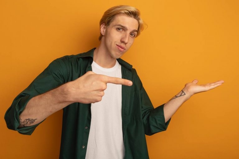 YouTube специально отвлекает зрителей от политики и показывает развлекательные видео
