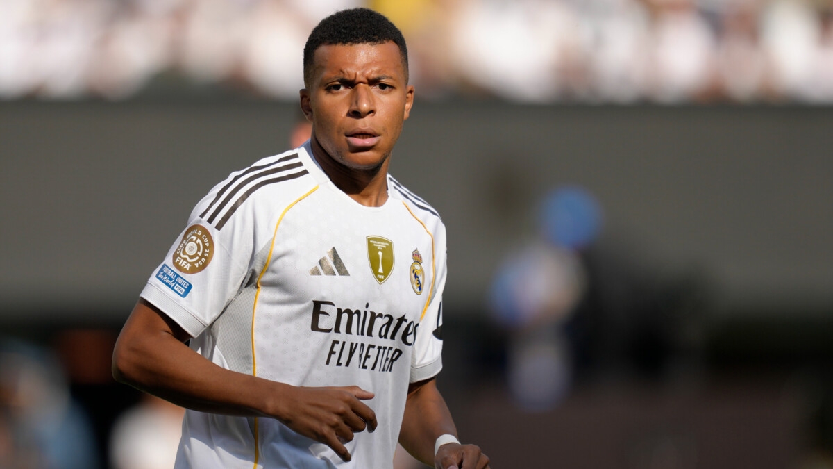 Мбаппе в следующем сезоне будет играть в «Реале» под десятым номером Мбаппе в следующем сезоне будет играть в «Реале» под десятым номером