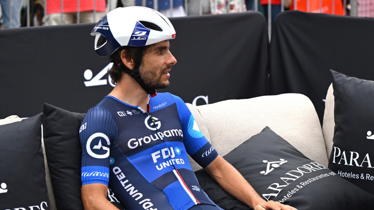 Французский велогонщик получил перелом двух позвонков в результате падения на этапе «Вуэльты» Французский велогонщик получил перелом двух позвонков в результате падения на этапе «Вуэльты»