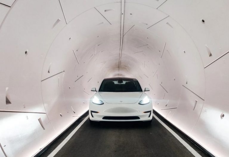 Tesla проехала на автопилоте в туннелях Илона Маска под Лас-Вегасом
