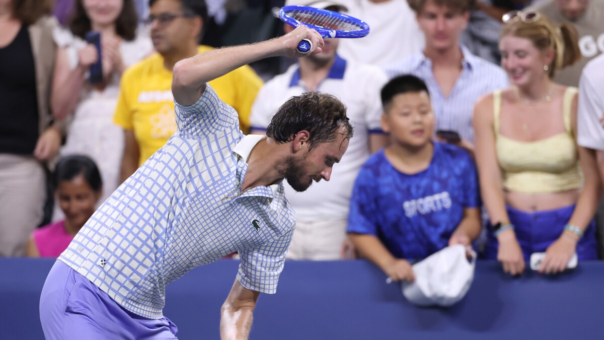Медведев вылетел в первом круге на третьем турнире Большого шлема подряд Медведев вылетел в первом круге на третьем турнире Большого шлема подряд