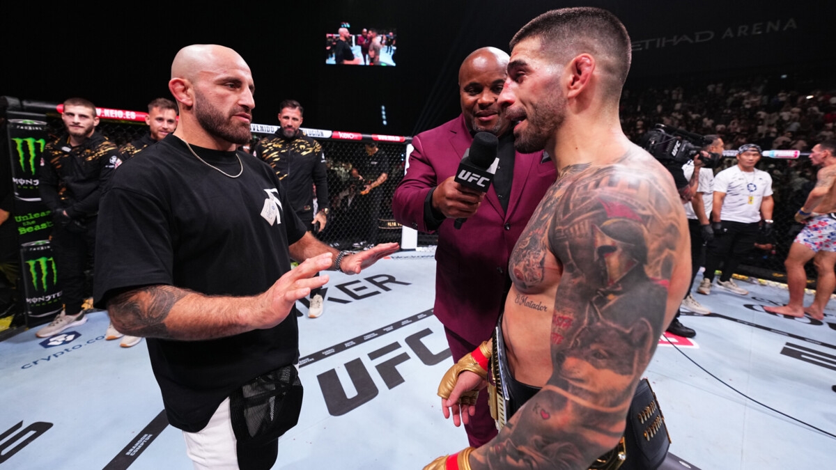 Топурия и Оливейра пожали друг другу руки перед боем за титул UFC