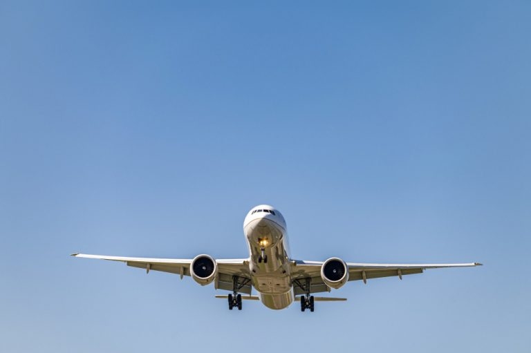 Неопознанный объект столкнулся с Boeing 737 на высоте 11 км Неопознанный объект столкнулся с Boeing 737 на высоте 11 км