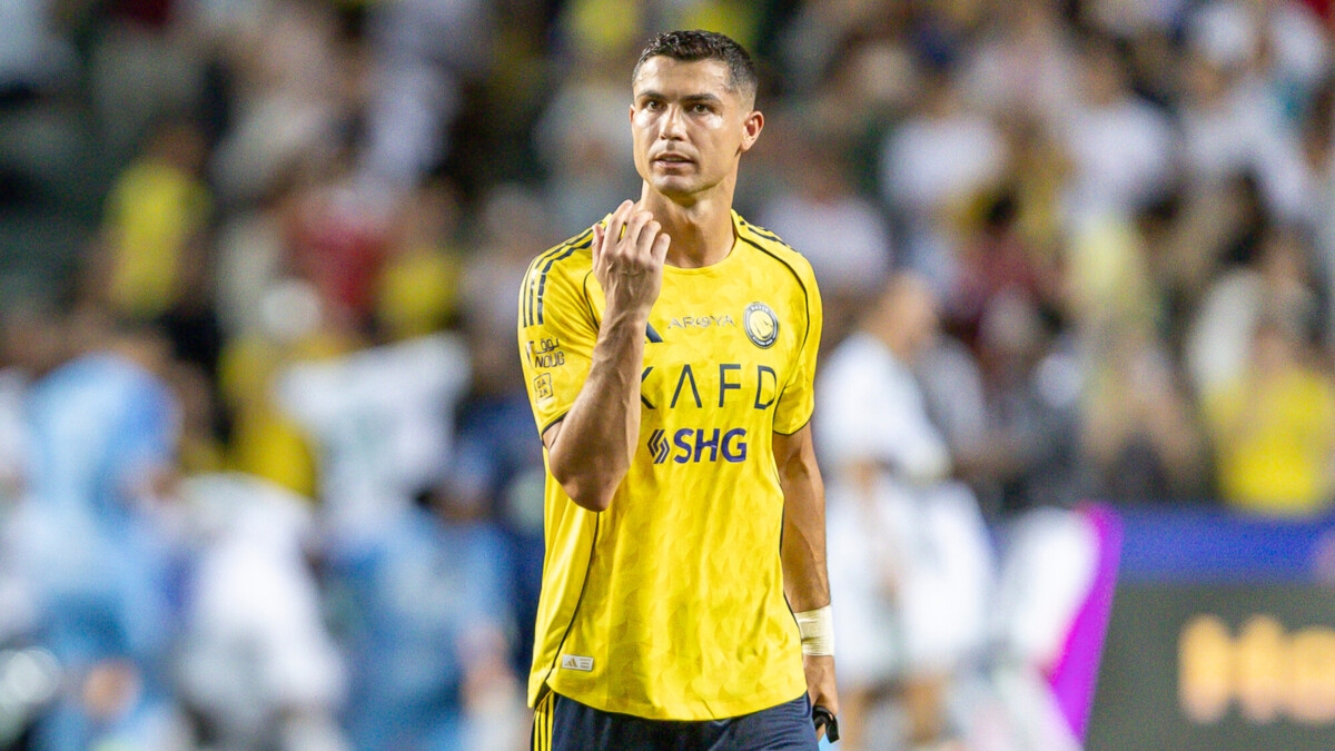 Роналду оттолкнул фаната в отеле перед матчем со сборной Армении