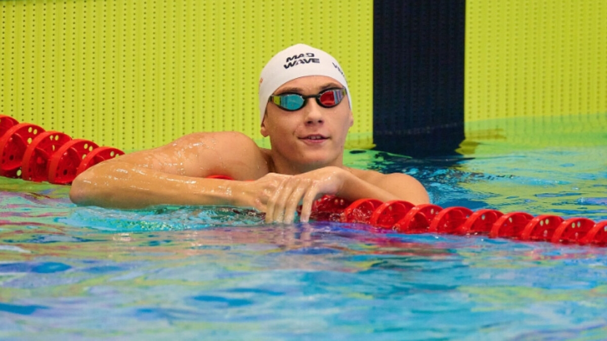 Российский пловец Вековищев выиграл золото юниорского ЧМ на дистанции 400 м вольным стилем
