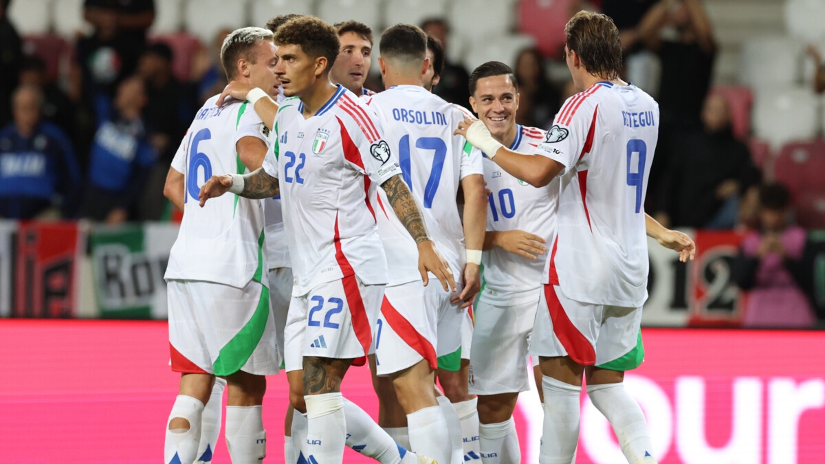 Фанаты сборной Италии устроили акцию протеста во время гимна Израиля