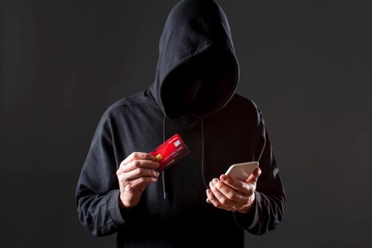 Россиян предупредили о новой схеме мошенников с наличными  Россиян предупредили о новой схеме мошенников с наличными