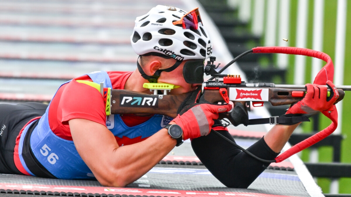 Бажин выиграл спринт на этапе Кубка Содружества по летнему биатлону