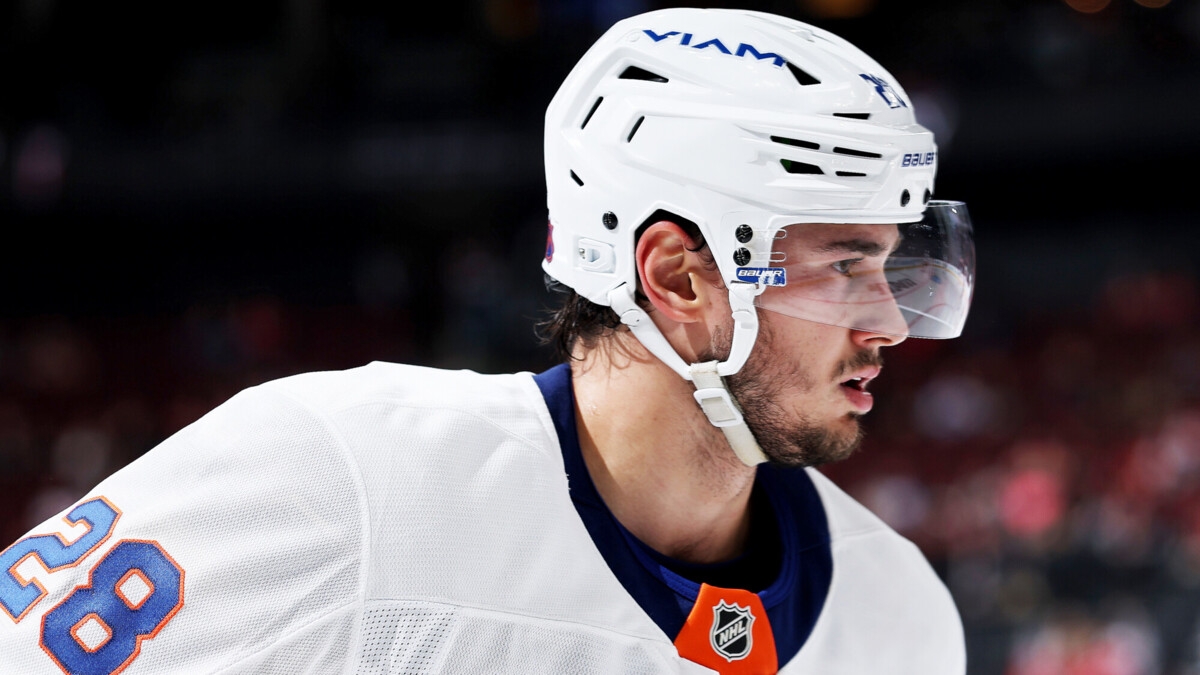 Российский защитник «Айлендерс» Романов помещен в список травмированных