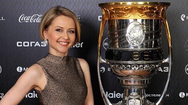 Комментатор и ведущая «Матч ТВ» Наталья Кларк провела символическое вбрасывание на игре «Авангарда» и «Нефтехимика»