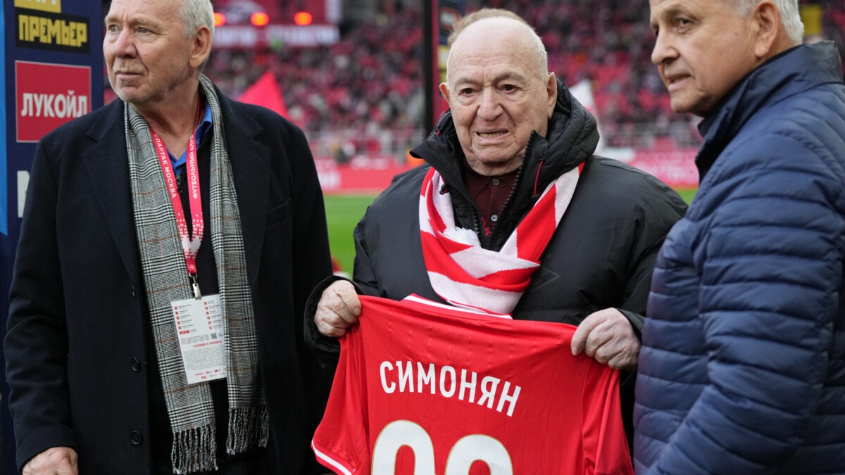 Никите Симоняну вручили памятную футболку перед матчем «Спартак» — «Ростов» Никите Симоняну вручили памятную футболку перед матчем «Спартак» — «Ростов»
