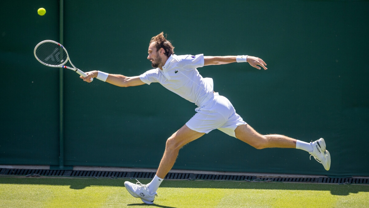 Теннисист Медведев играет ниже своих возможностей, заявил Янчук