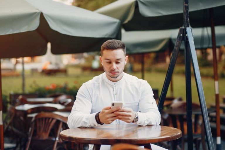 Сбой в работе WhatsApp* неслучаен: почему в Госдуме усилили меры против мессенджера