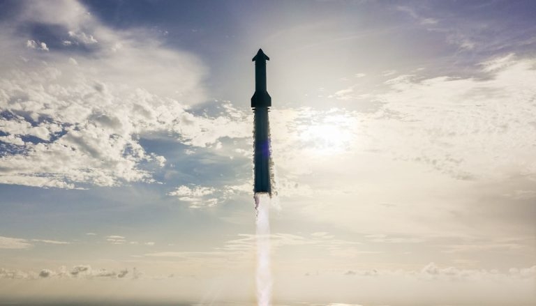 SpaceX успешно приводнила корабль Starship в Индийском океане после серии взрывов