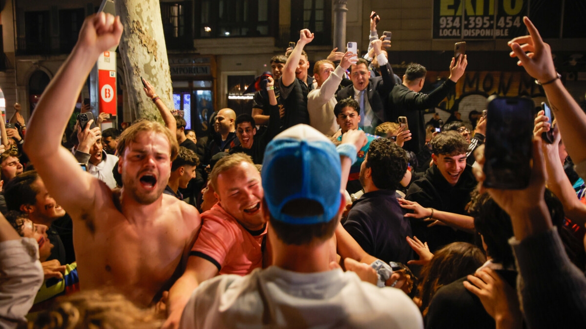 Болельщики «Барселоны» сожгли крышу автобуса перед матчем с «Брюгге» — СМИ Болельщики «Барселоны» сожгли крышу автобуса перед матчем с «Брюгге» — СМИ