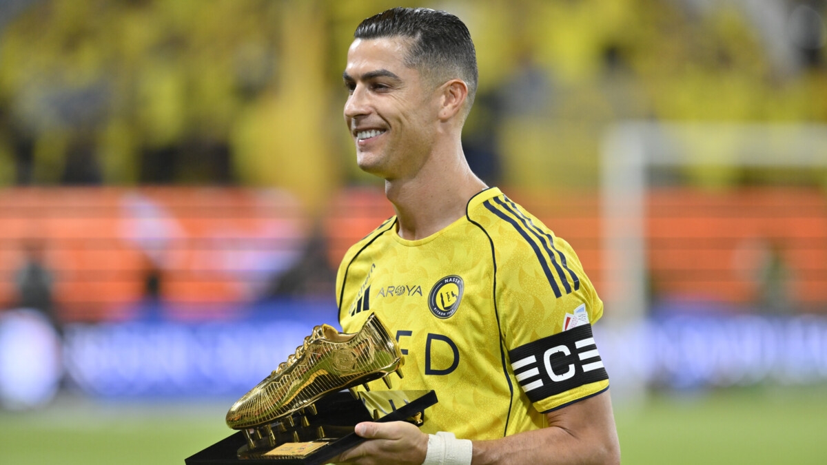 Роналду получил «Золотую бутсу» в Саудовской Аравии Роналду получил «Золотую бутсу» в Саудовской Аравии