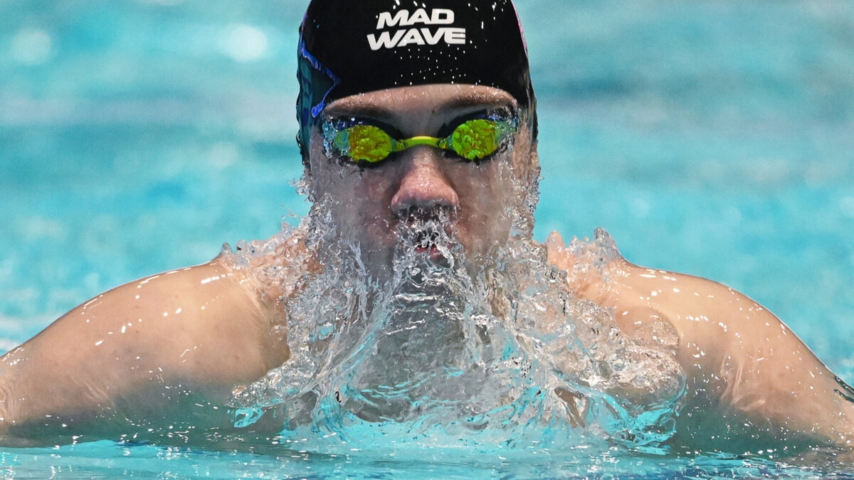 Российский пловец Щербаков выиграл золото юниорского ЧМ на дистанции 200 м комплексом