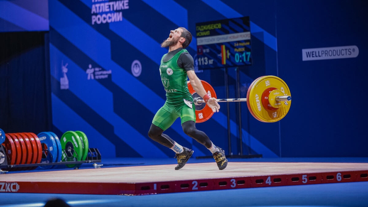 Гаджибеков завоевал золото на чемпионате России по тяжелой атлетике