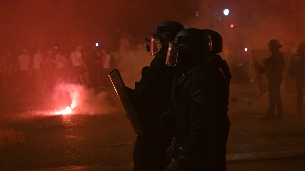 Матч Южноамериканского кубка прервали из‑за массовых беспорядков, более 300 человек арестовали Матч Южноамериканского кубка прервали из‑за массовых беспорядков, более 300 человек арестовали