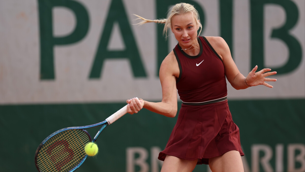 Потапова вышла во второй круг «Ролан Гаррос», отыгравшись со счета 2:5 в третьем сете матча с Носковой