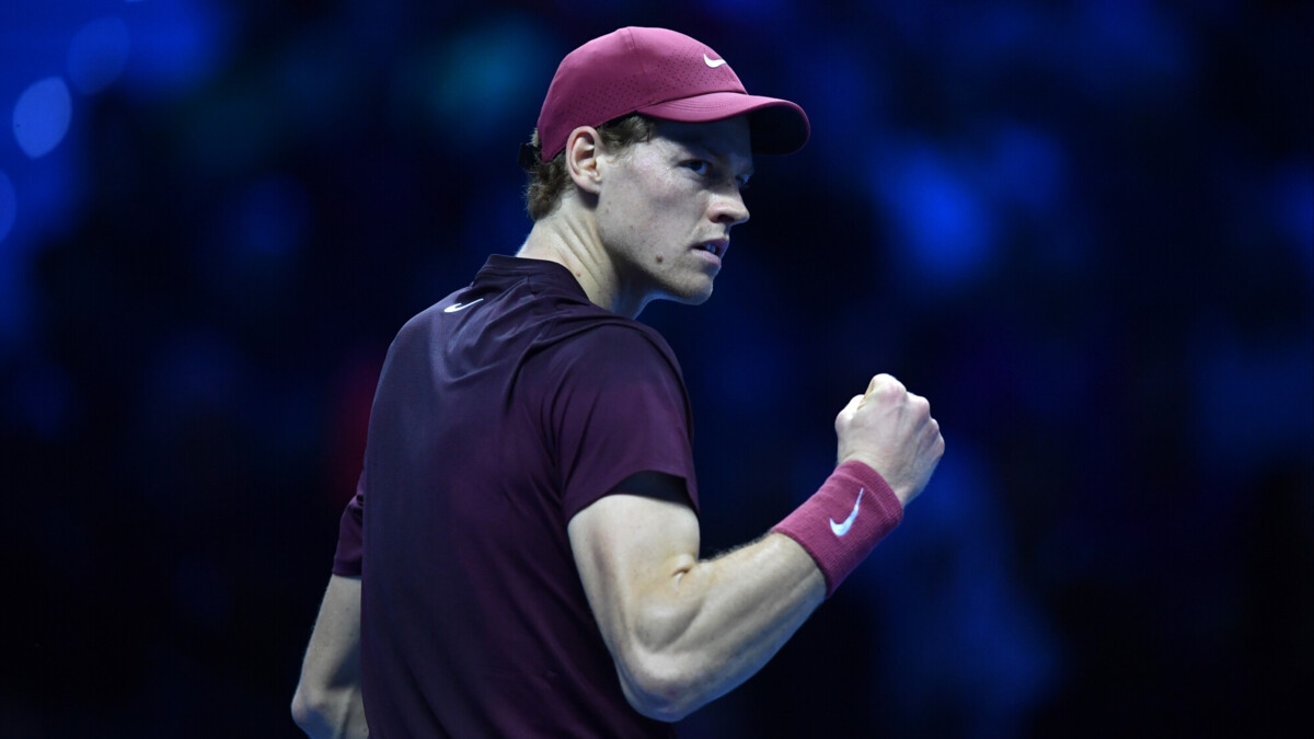 Синнер обыграл Зверева и вышел в полуфинал Итогового турнира ATP