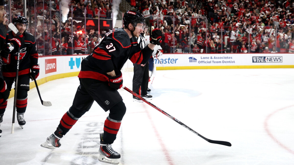 «Каролина» одержала волевую победу над «Торонто» в матче НХЛ, Свечников и Никишин набрали очки «Каролина» одержала волевую победу над «Торонто» в матче НХЛ, Свечников и Никишин набрали очки