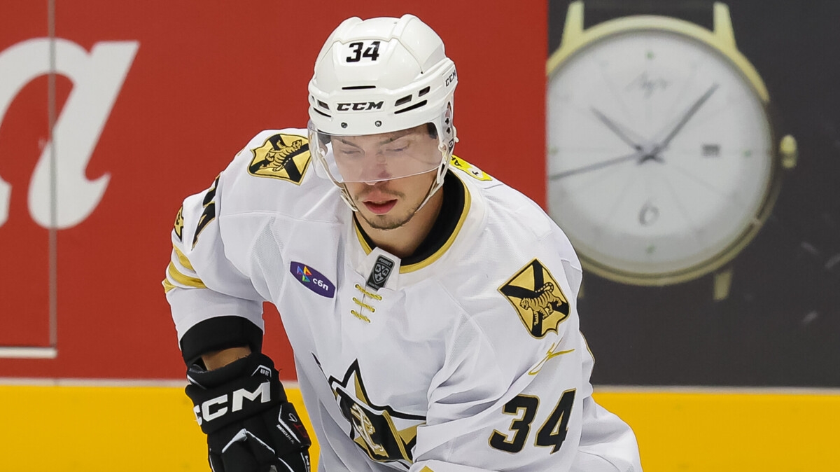 «Адмирал» расторг контракт с хоккеистом Шаровым