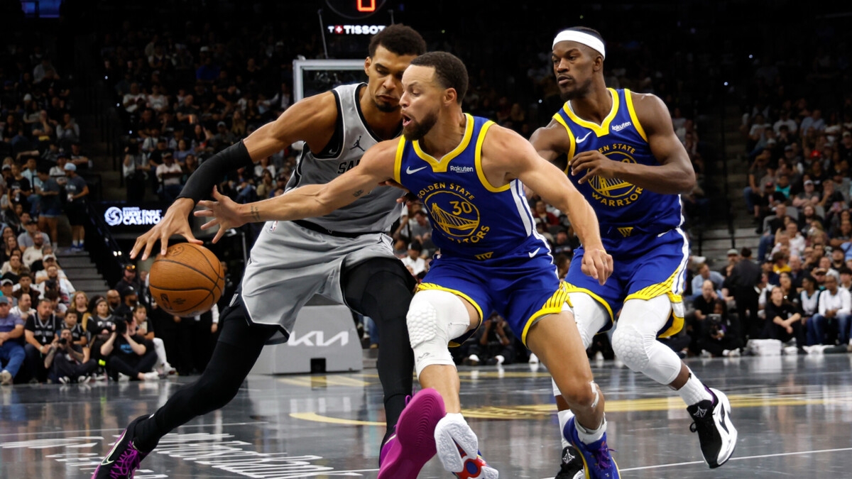 «Голден Стэйт» обыграл «Сан‑Антонио» в матче НБА, Карри набрал 49 очков «Голден Стэйт» обыграл «Сан‑Антонио» в матче НБА, Карри набрал 49 очков