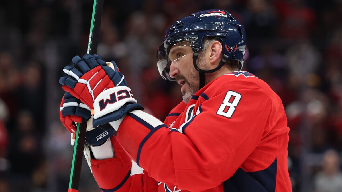 Овечкин встретился с детьми, которые борются с раком, на катке «Вашингтона» Овечкин встретился с детьми, которые борются с раком, на катке «Вашингтона»