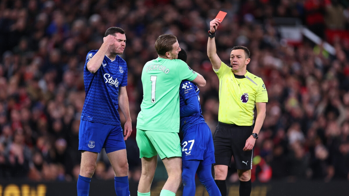 Футболист «Эвертона» Гейе получил красную карточку за удар по лицу одноклубника в матче с «МЮ»