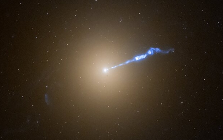 Астрономы впервые наблюдали рождение джета черной дыры в реальном времени Астрономы впервые наблюдали рождение джета черной дыры в реальном времени