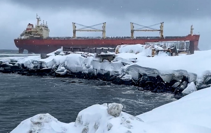 На Сахалине обезопасились от разлива топлива с севшего на мель судна