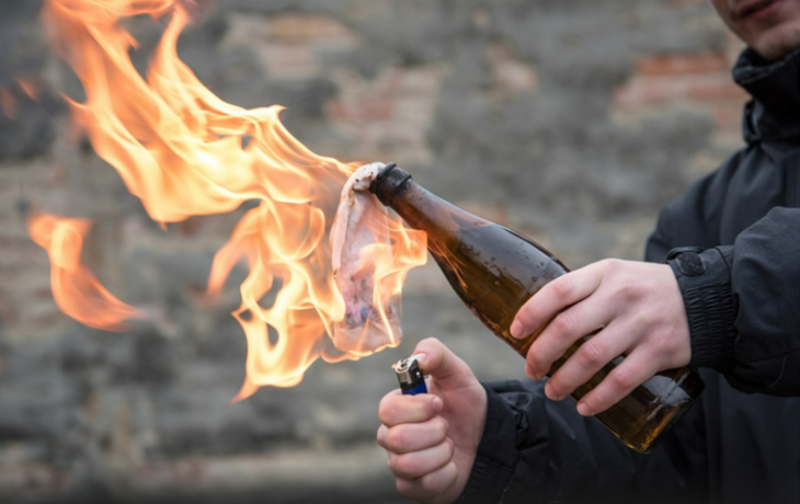 Радикалы подожгли несколько машин бундесвера в Берлине