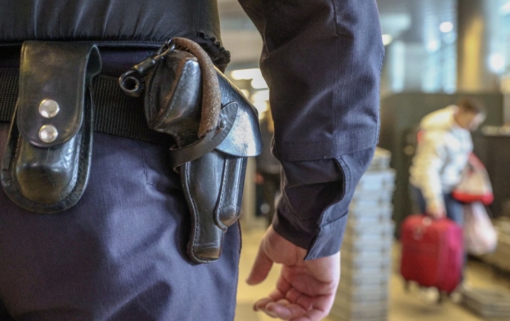 Появились кадры вооруженного нападения на пассажира в аэропорту Красноярска Появились кадры вооруженного нападения на пассажира в аэропорту Красноярска