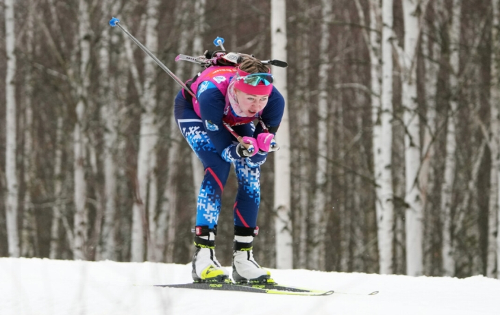 Биатлонистка Плюснина посвятила победу на этапе Кубка России отцу