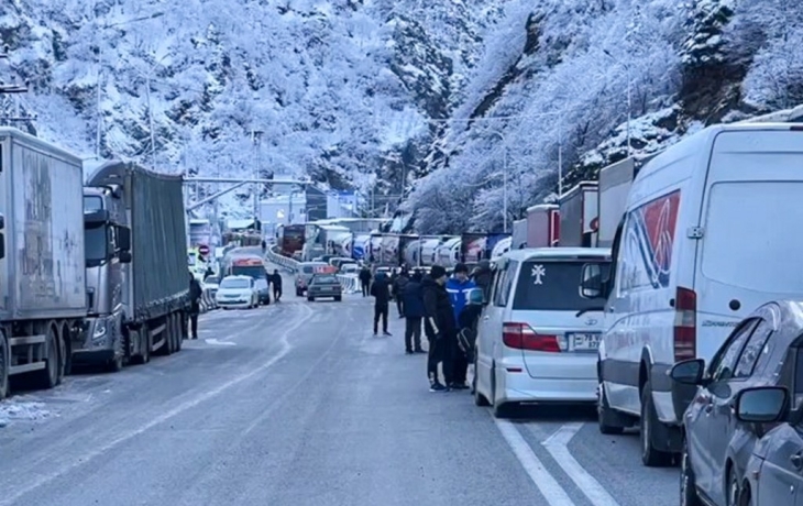 Свыше тысячи фур застряли в очереди на границе России и Грузии Свыше тысячи фур застряли в очереди на границе России и Грузии