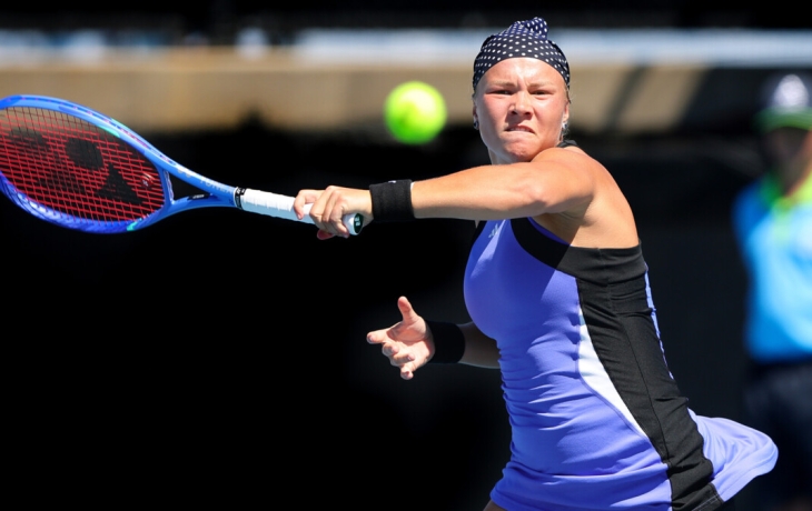 Шнайдер победила Синякову на старте теннисного турнира в Аделаиде, выиграв всухую решающий сет