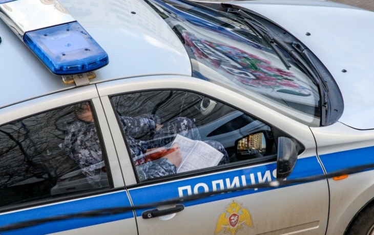 Житель Петербурга снял триколор со здания суда и получил штраф Житель Петербурга снял триколор со здания суда и получил штраф