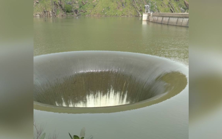 Гигантская дыра ожила в центре озера после долгой засухи